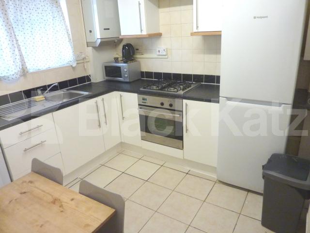 			3 / 4 BED BY CAMDEN MARKET!  , 3 Bedroom, 1 bath, 1 reception Flat			 Hawley Road, CAMDEN